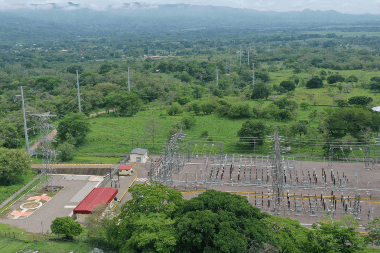 Lineas de transmisión en zona rural de Guanaja, Honduras