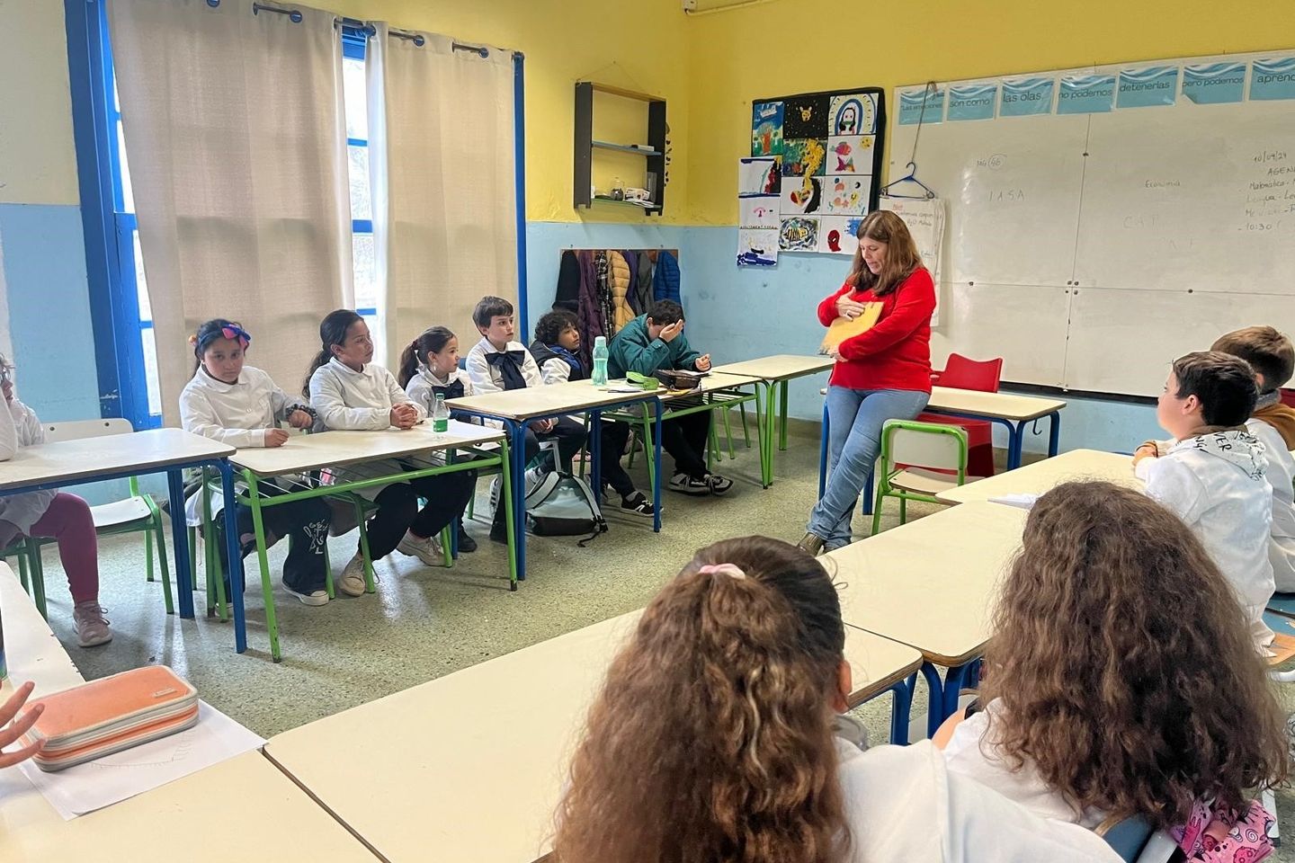 Comuinidades que leen, profesora en el aula con estudiantes