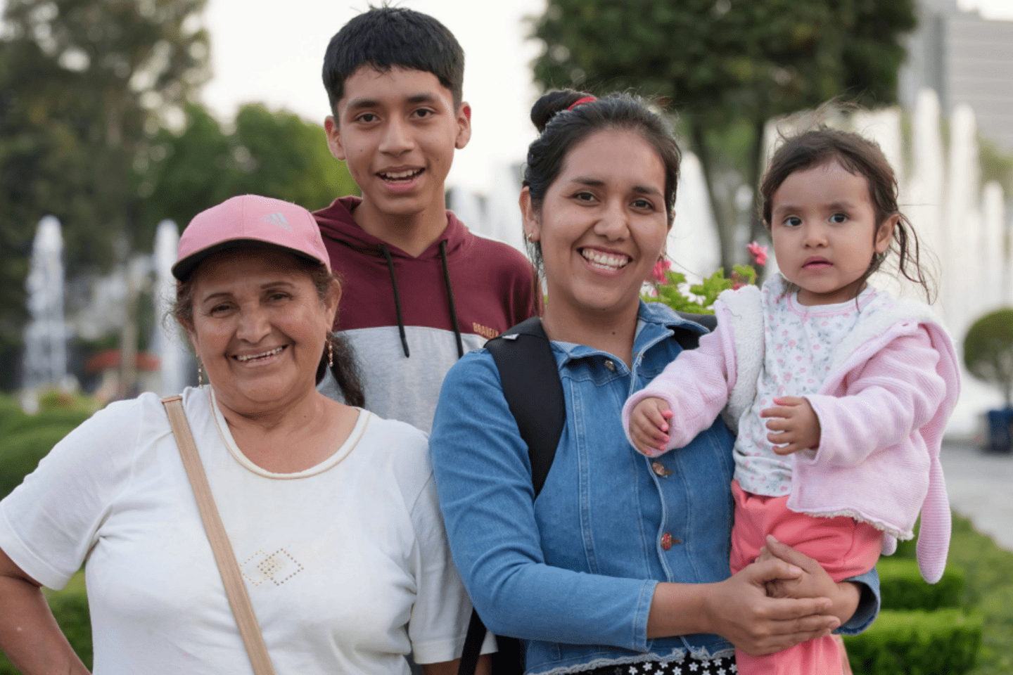 Familia de madre, abuela, hijo e hija sonriendo