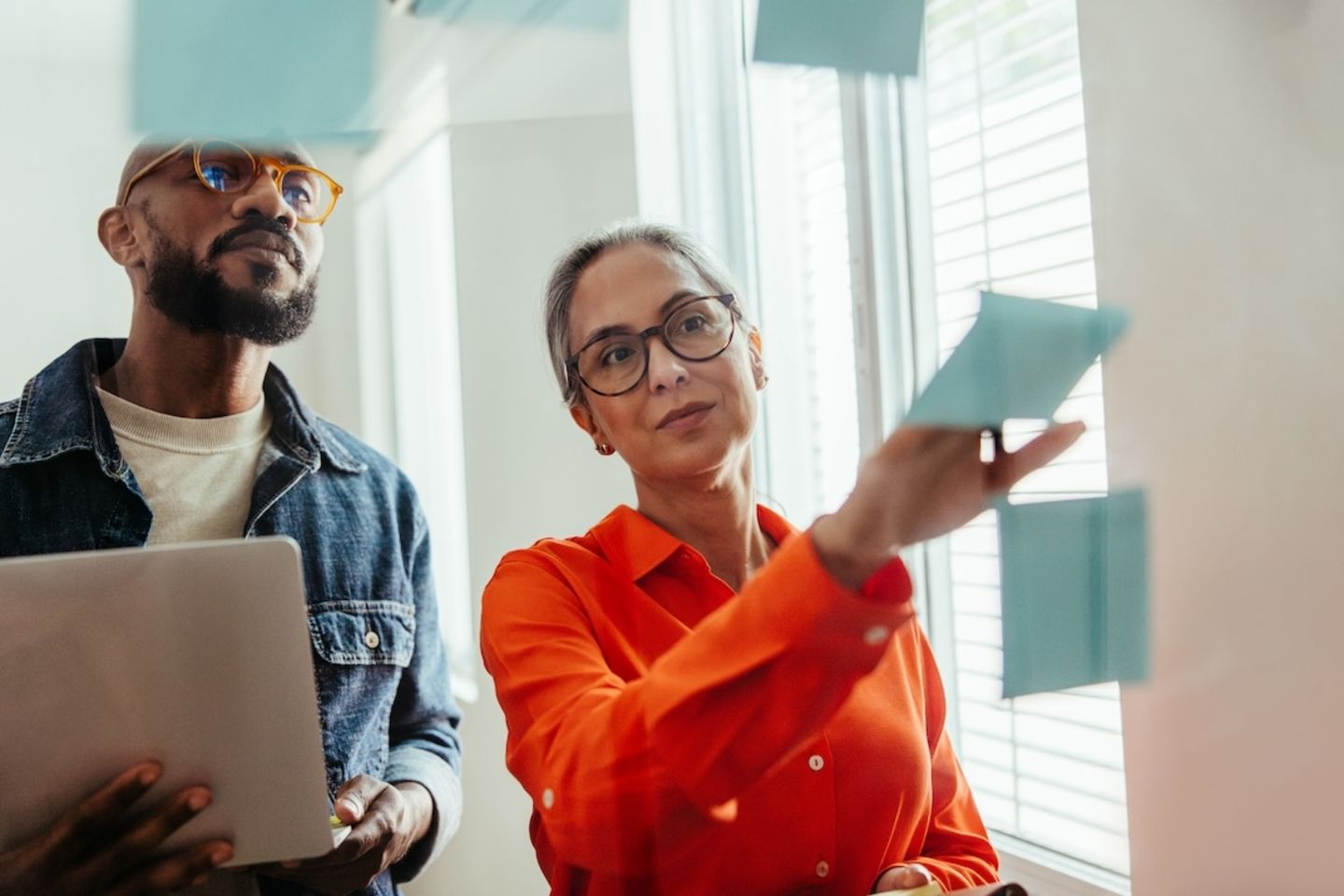 Colegas trabajando en una estrategia de comunicación para promover la transparencia