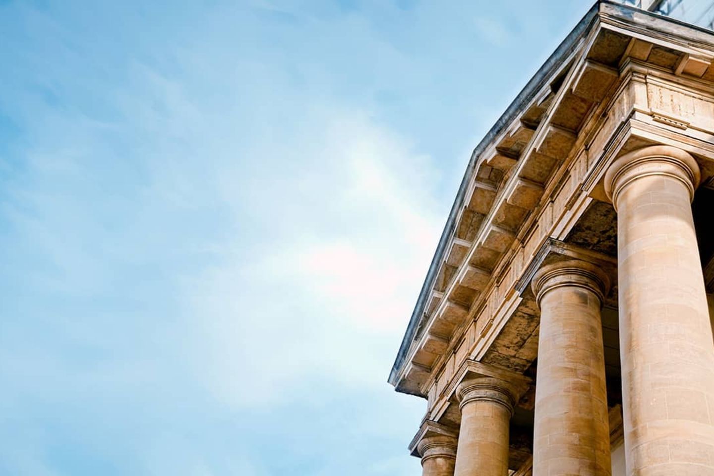 Cómo los bancos centrales de América del Sur se preparan para los riesgos financieros ambientales