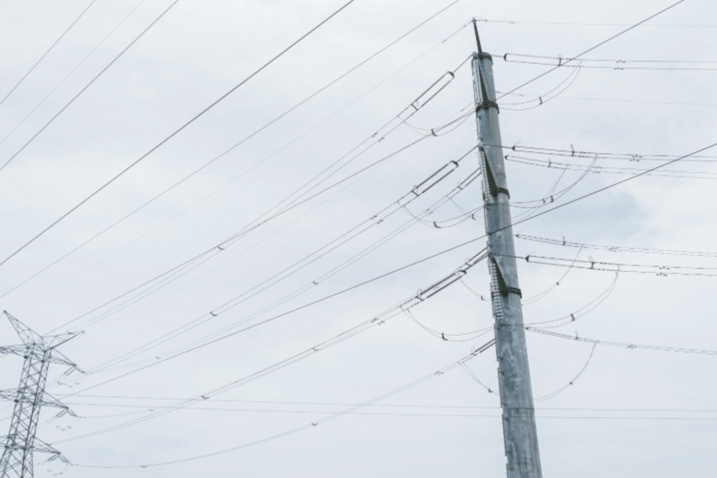 Dos torres de lineas de transmisión