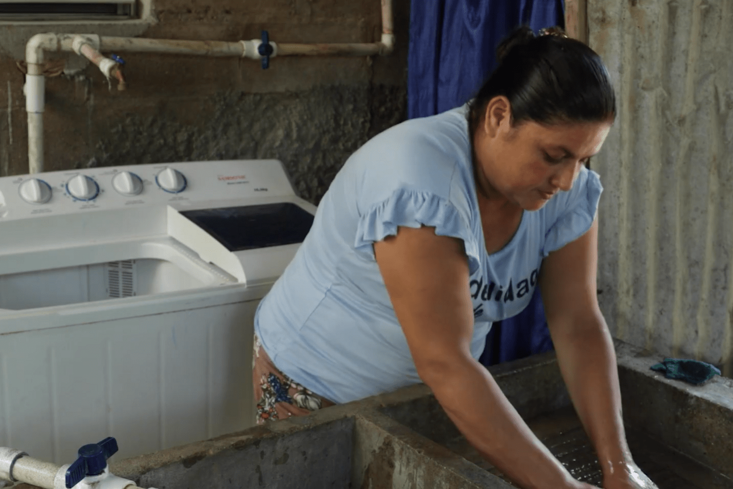 Mujer lavando.
