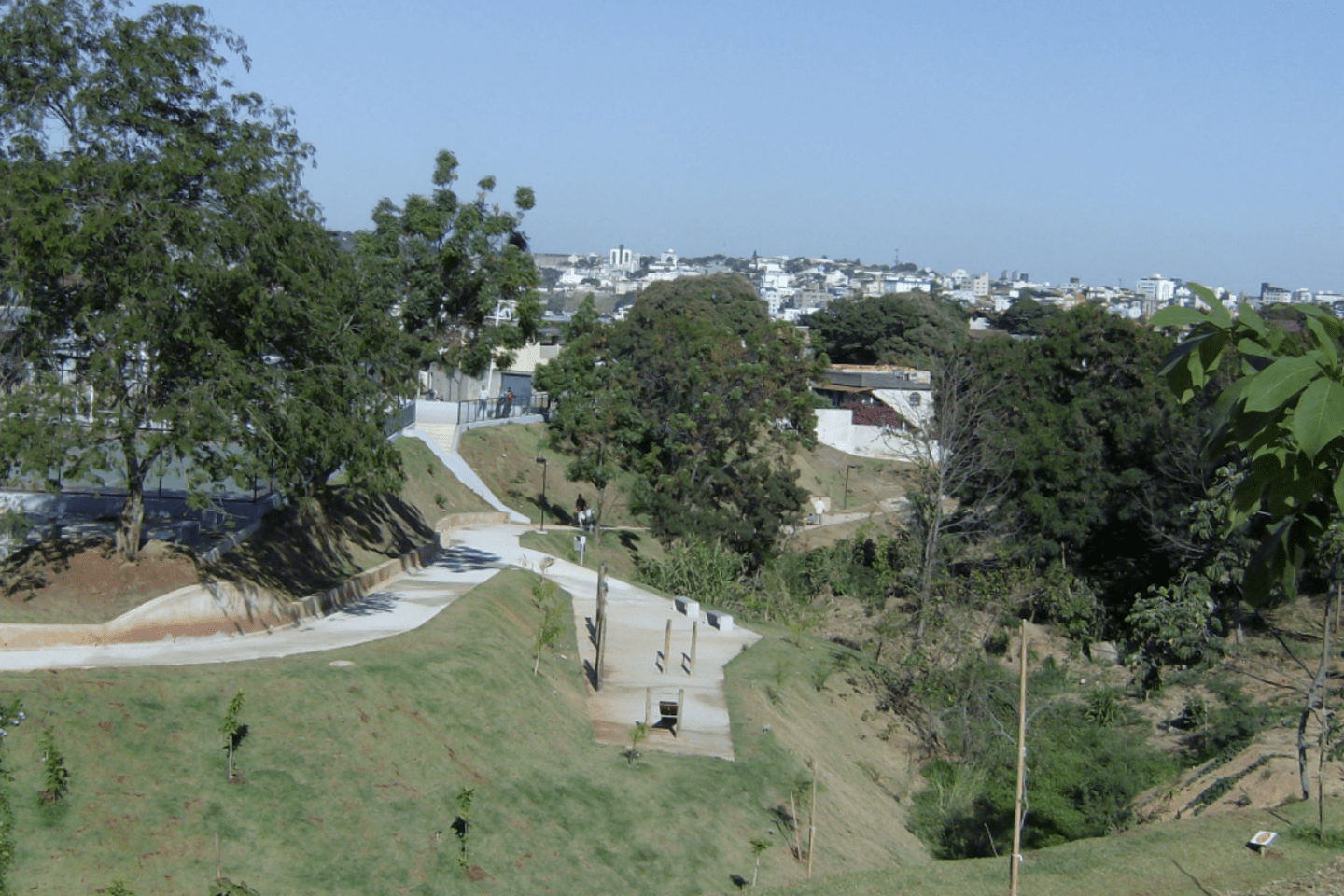Parque linear e infraestrutura verde construídos como parte do programa de saneamento e drenagem urbana em Belo Horizonte, Brasil, para reduzir o risco de inundações, recuperar espaços públicos e fortalecer a resiliência urbana.