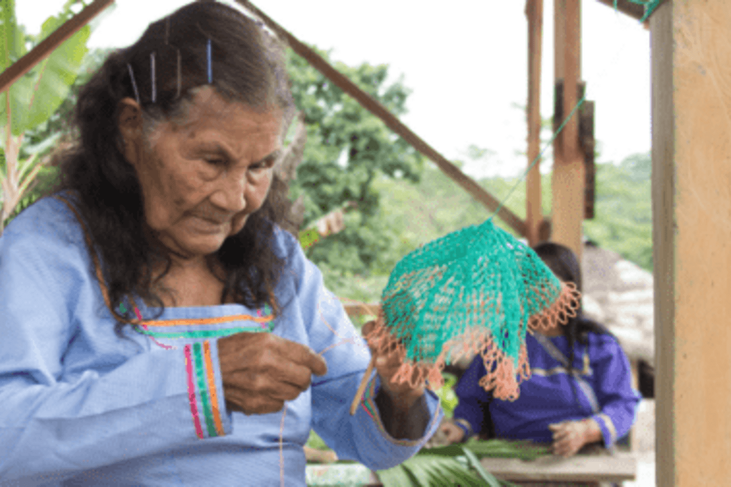 Mujer tejiendo