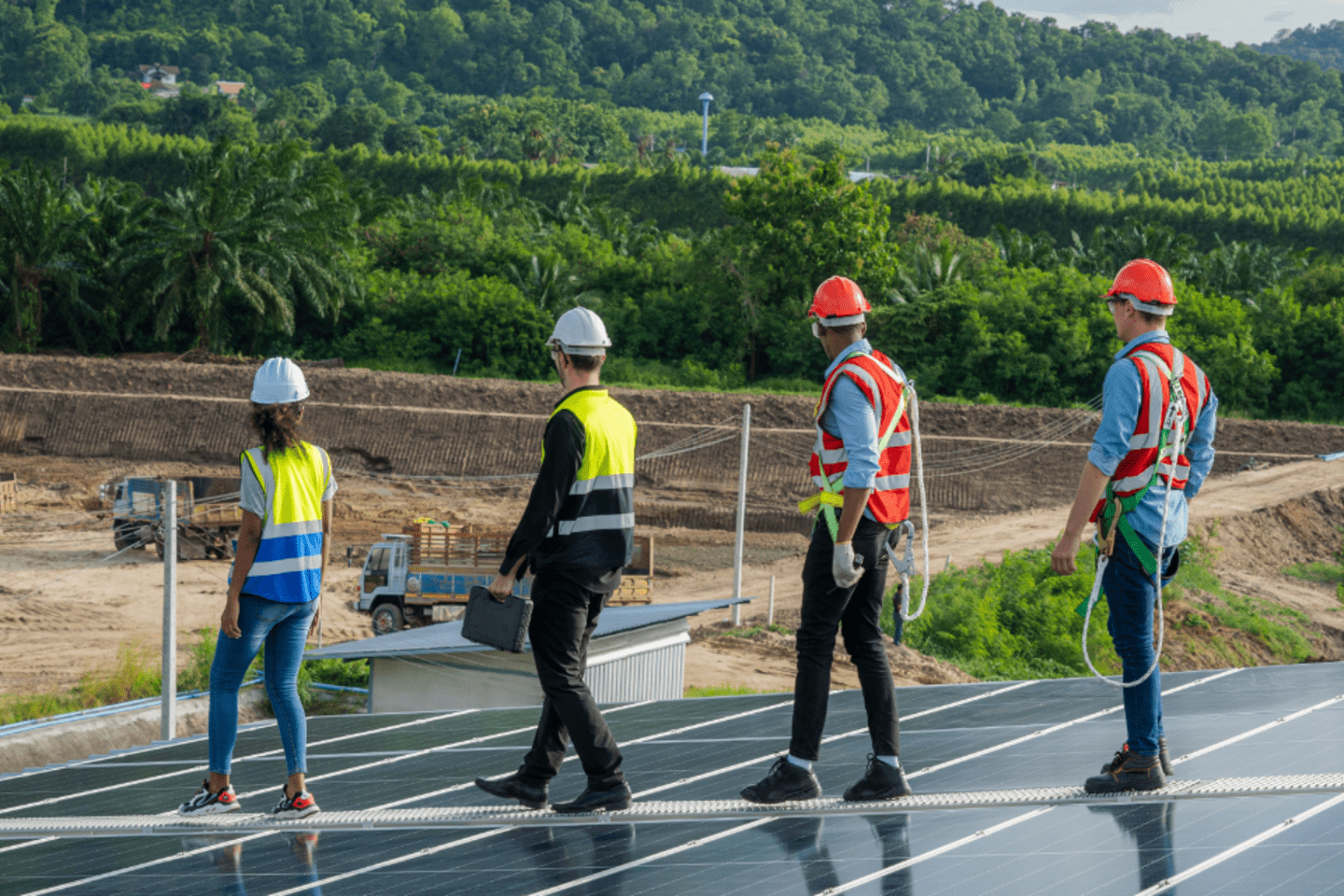 operarios en planta de energia solar gasto tributario ambiental