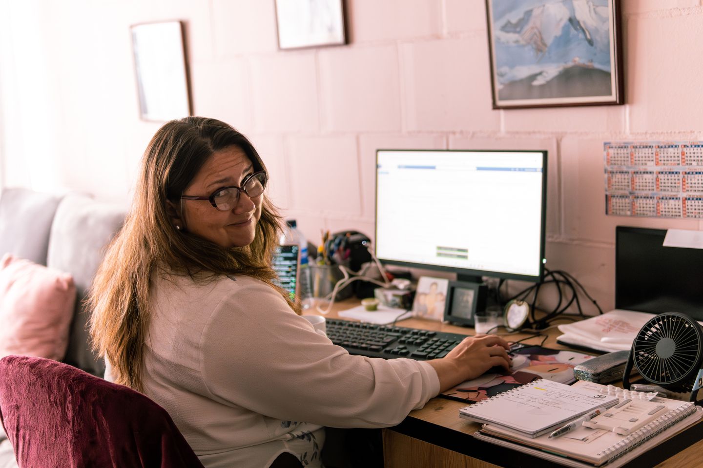 mujer en una computadora