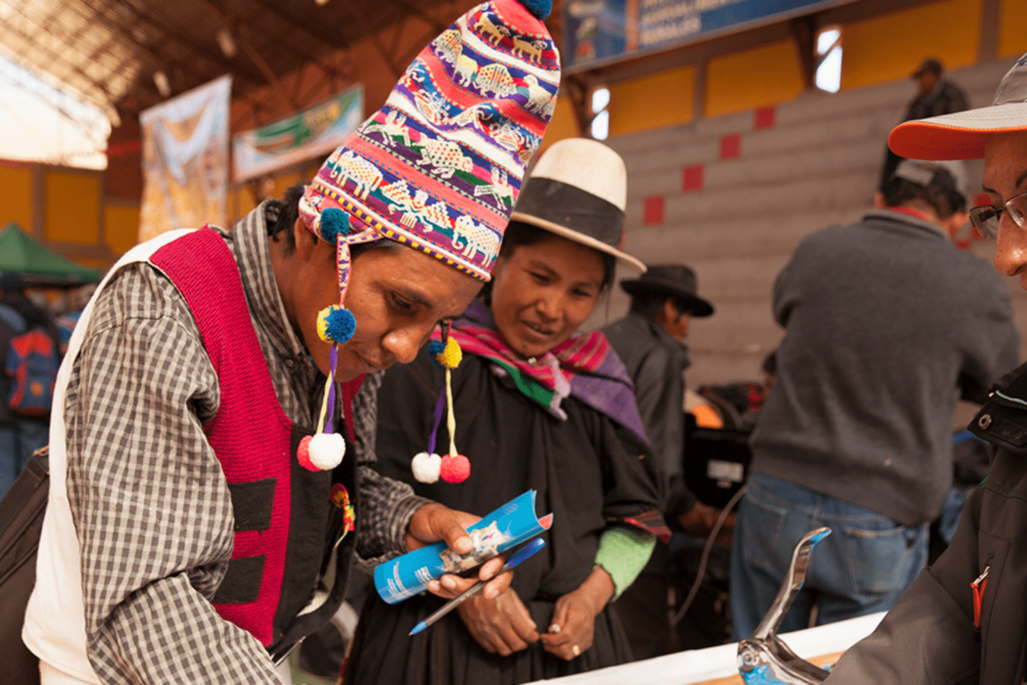 Persona registrándose en actividad comunitaria