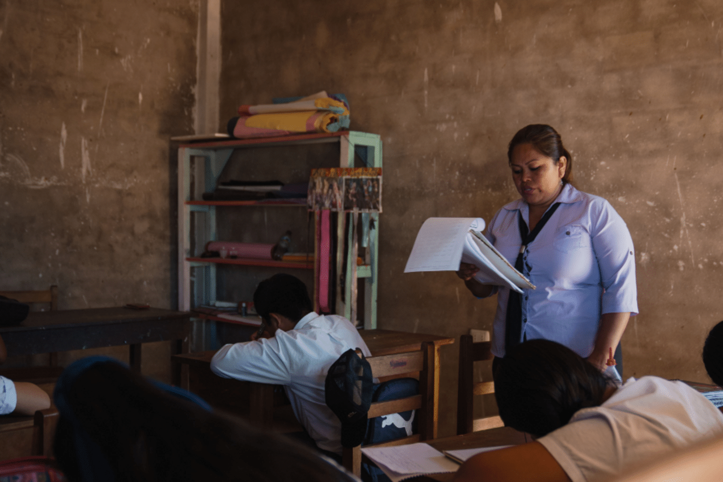 Maestra enseñando en salón de clases en Bolivia