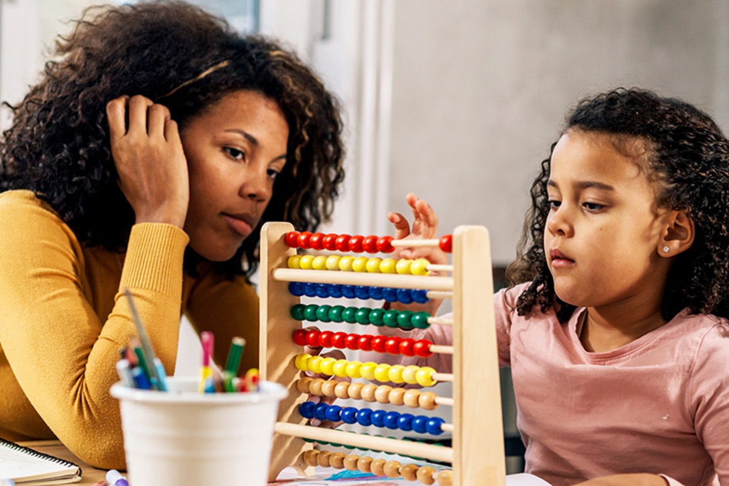 Ayudar a los niños pequeños a aprender matemáticas: ¿Deberíamos invertir en los padres o en los maestros?