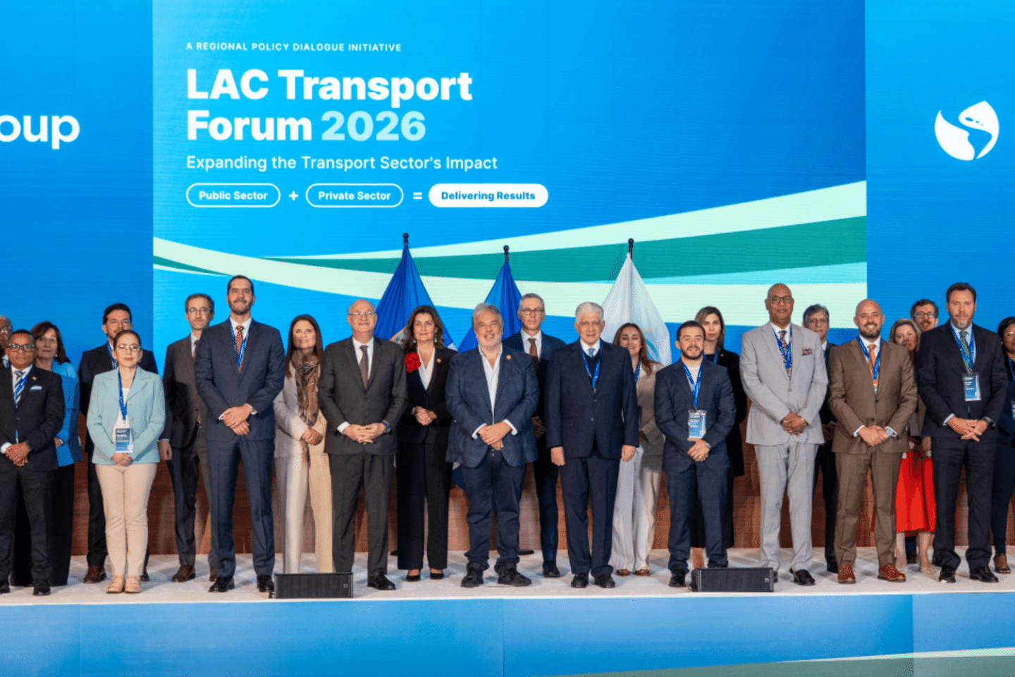 Group photo of participants at the LAC Transport Forum 2026 in Miami, with IDB Group and FIDIC logos in the background.