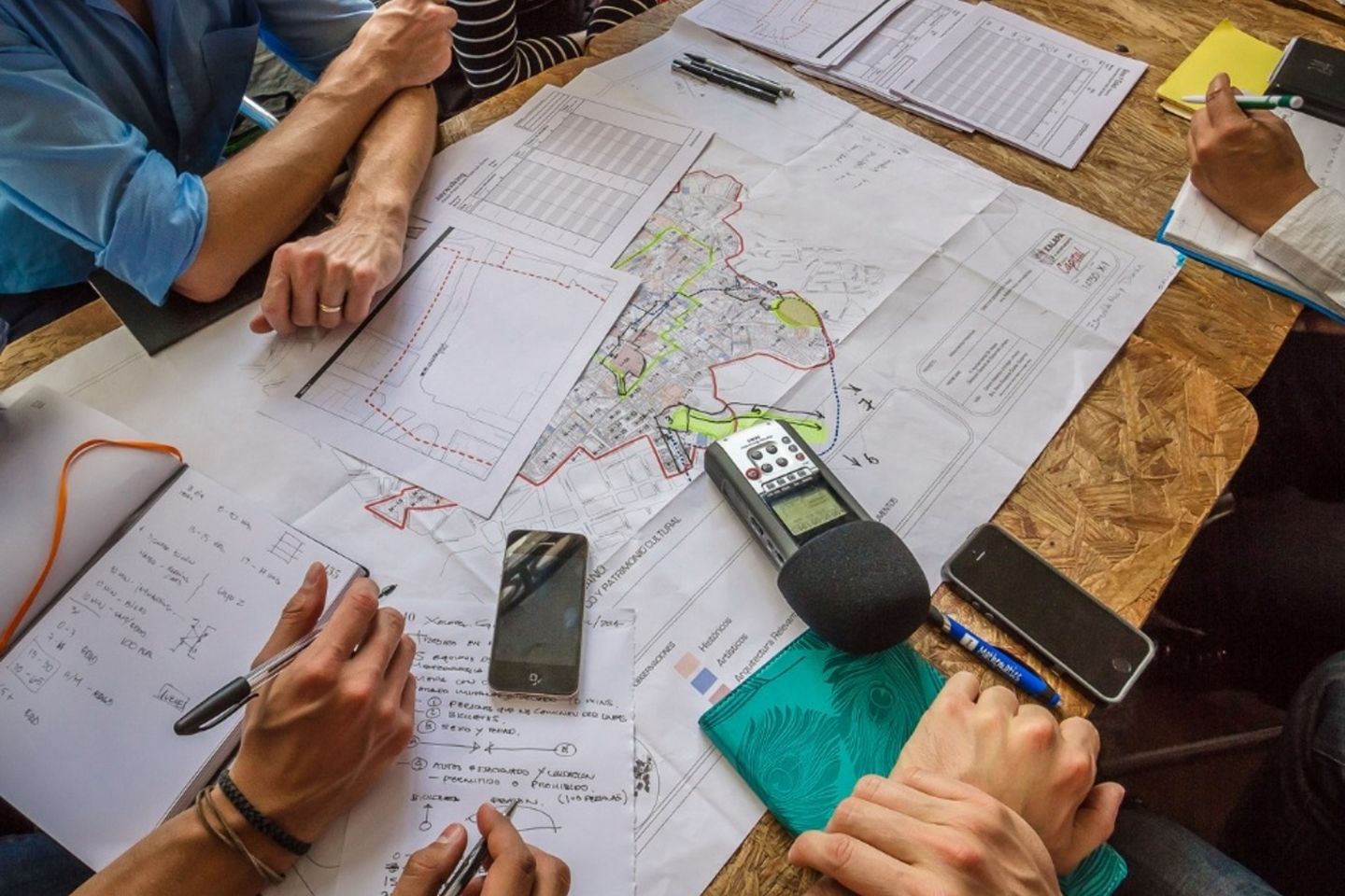 Manos sobre un mapa y GPS