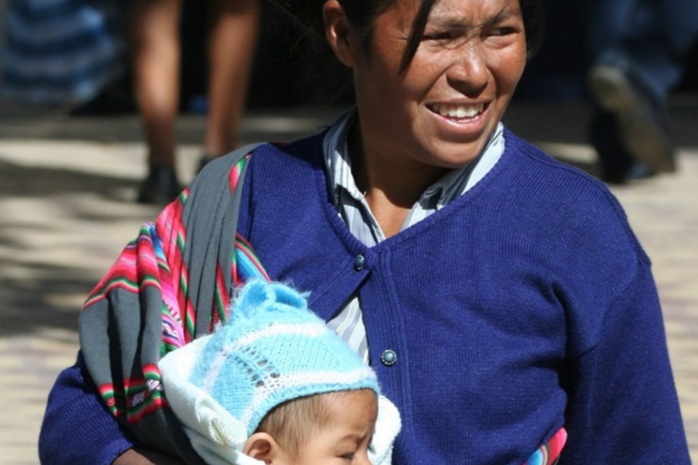 ¿Y con quién dejo a mi hijo para ir a trabajar? Es la pregunta que se hacen muchas madres en América Latina. Aprende qué políticas han funcionado en Bolivia para impulsar la participación laboral de las mujeres madres.
