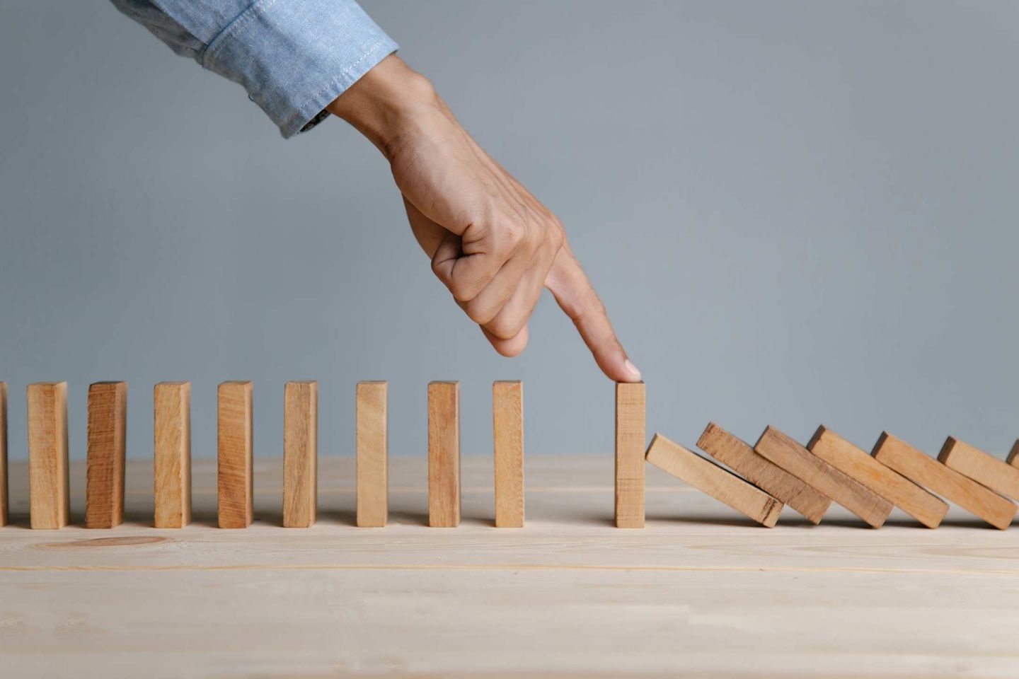 empresario parando caída de bloques