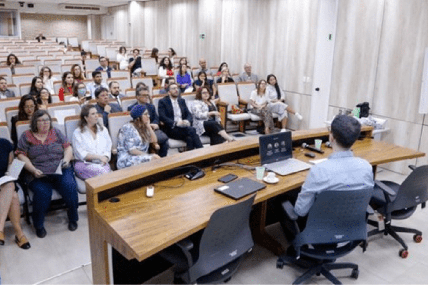 CBR Blog_oficina mesa_locação social