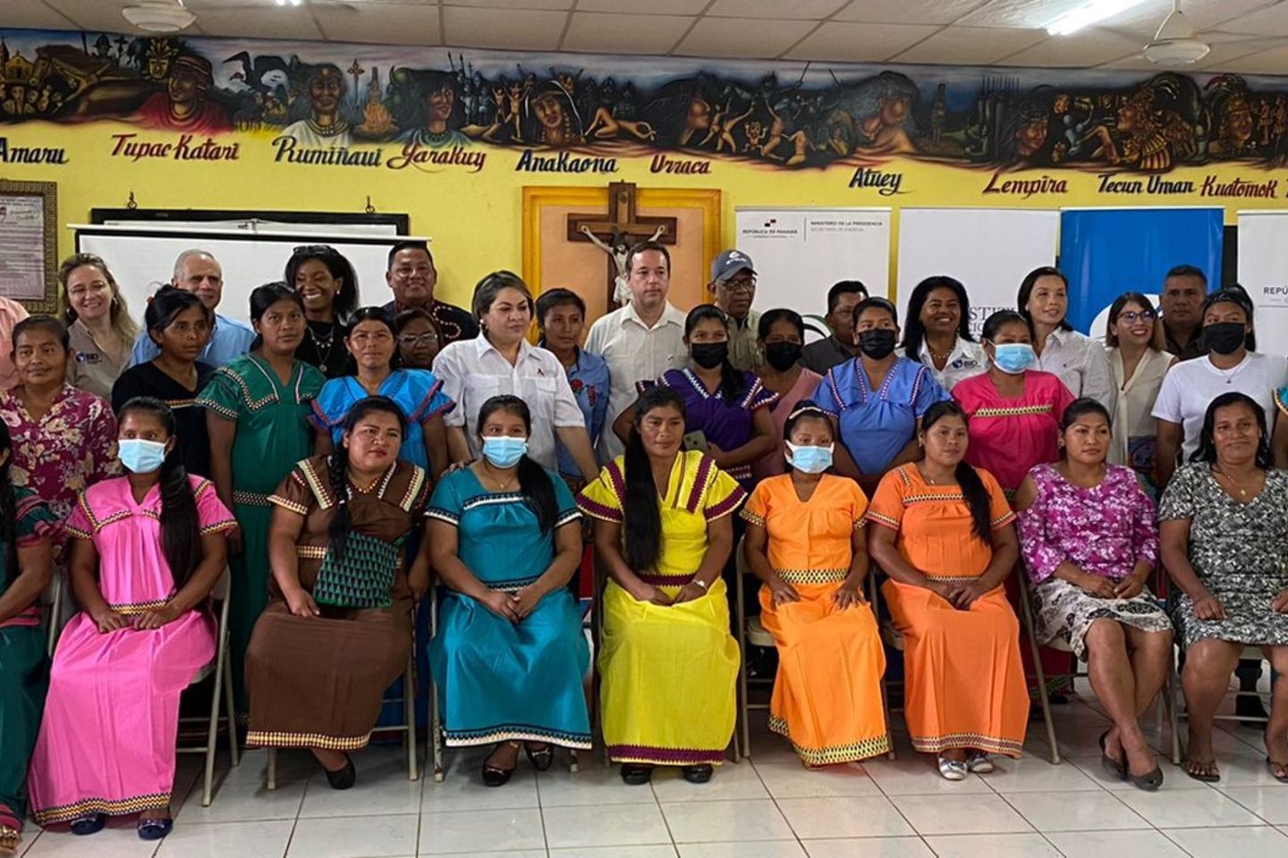 Mujeres indígenas en capacitación de instalación y mantenimiento de paneles solares