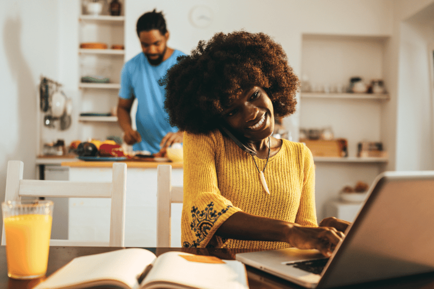Pareja hace teletrabajo y cocina