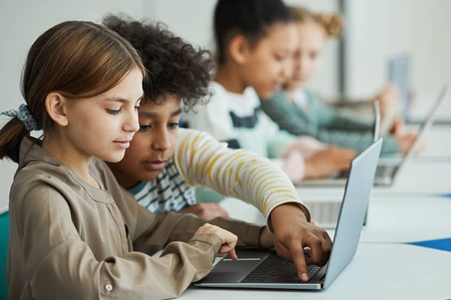 Laptop education achievement school children Latin America Caribbean