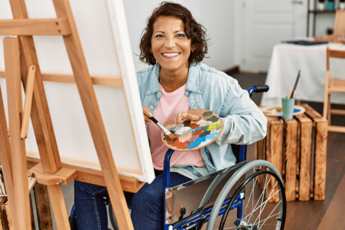 Mujer con discapacidad pintando (1)