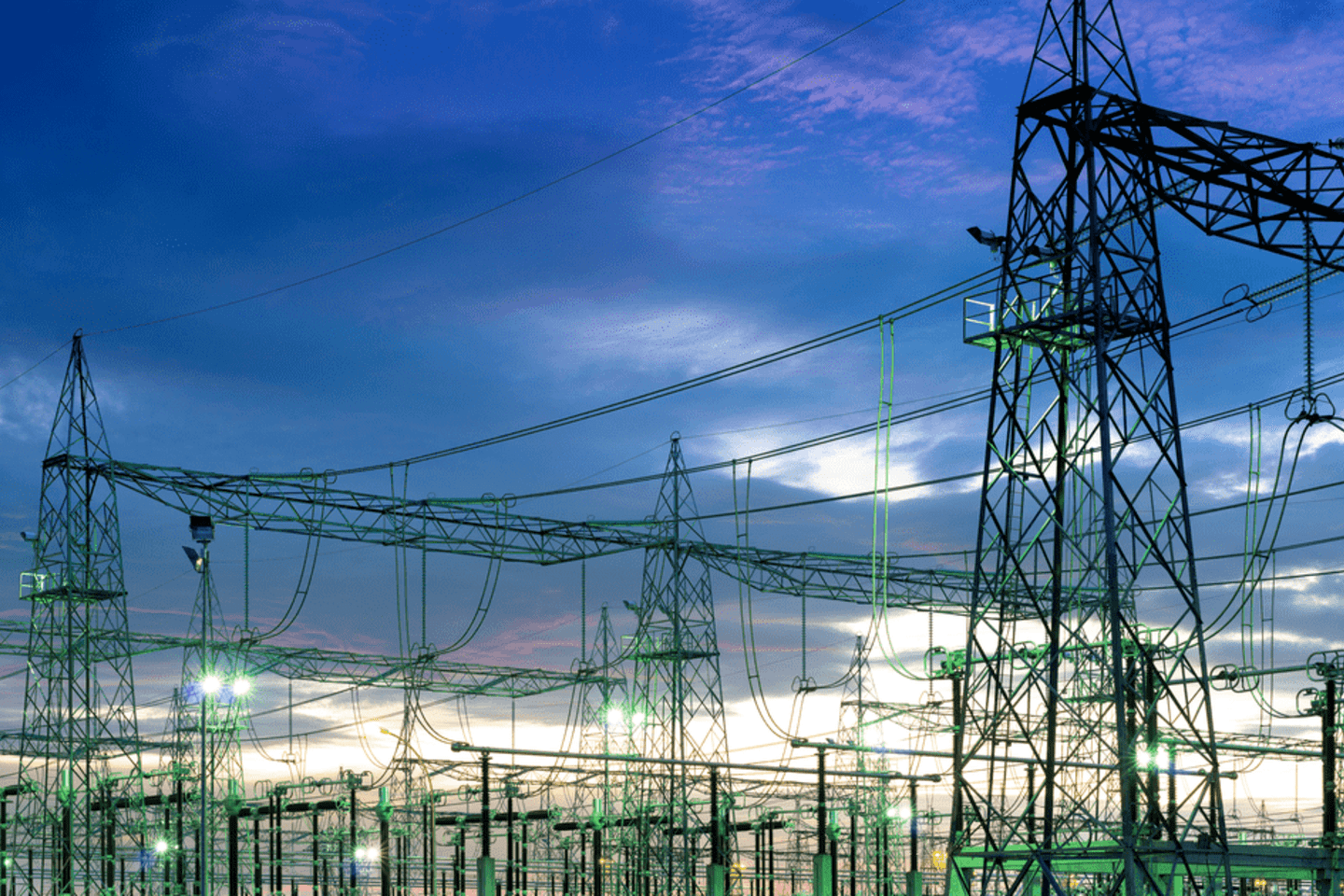 Subestación eléctrica nocturna1-min