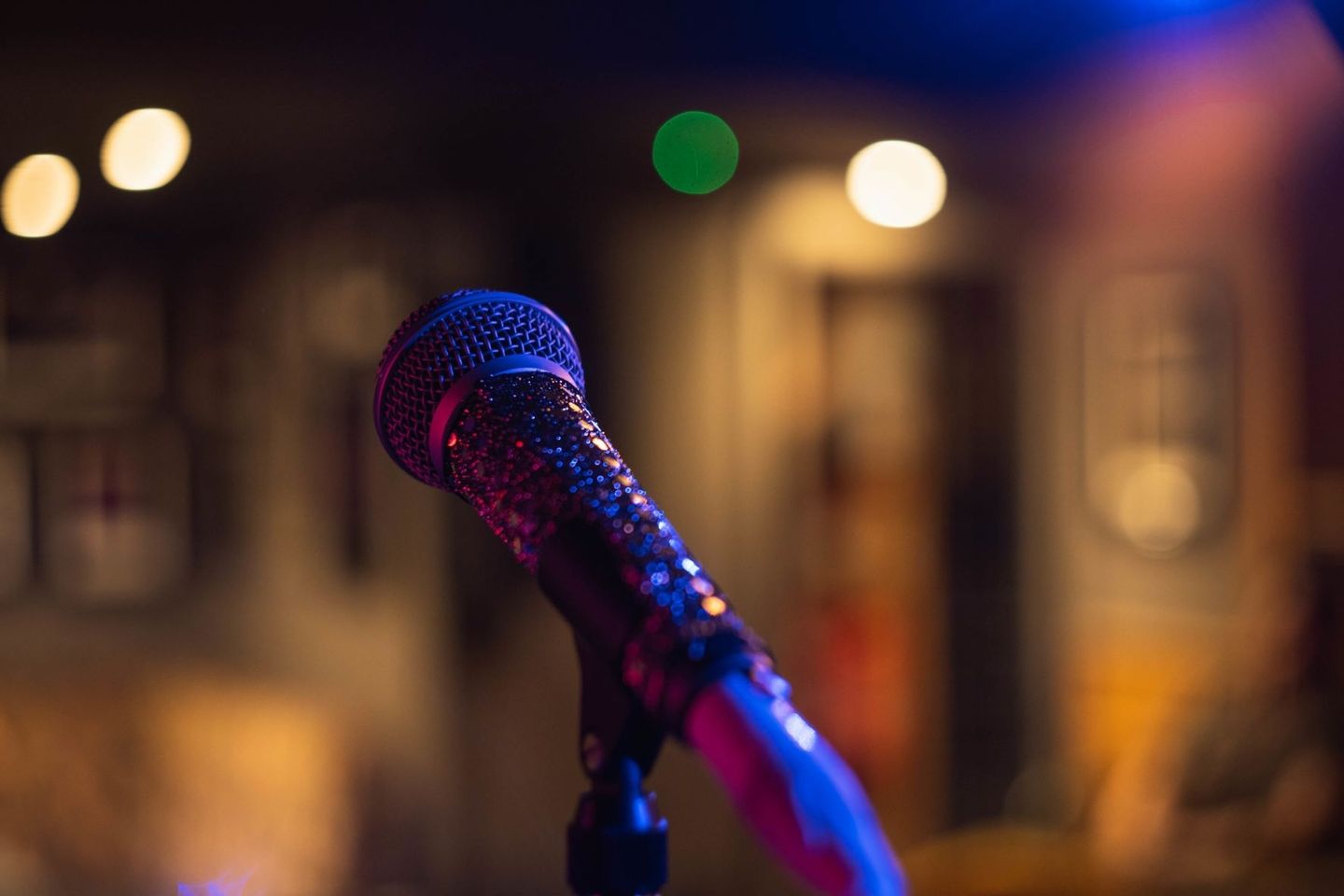 closeup-shot-microphone-blurred-space-with-bokeh-lights- comprimida