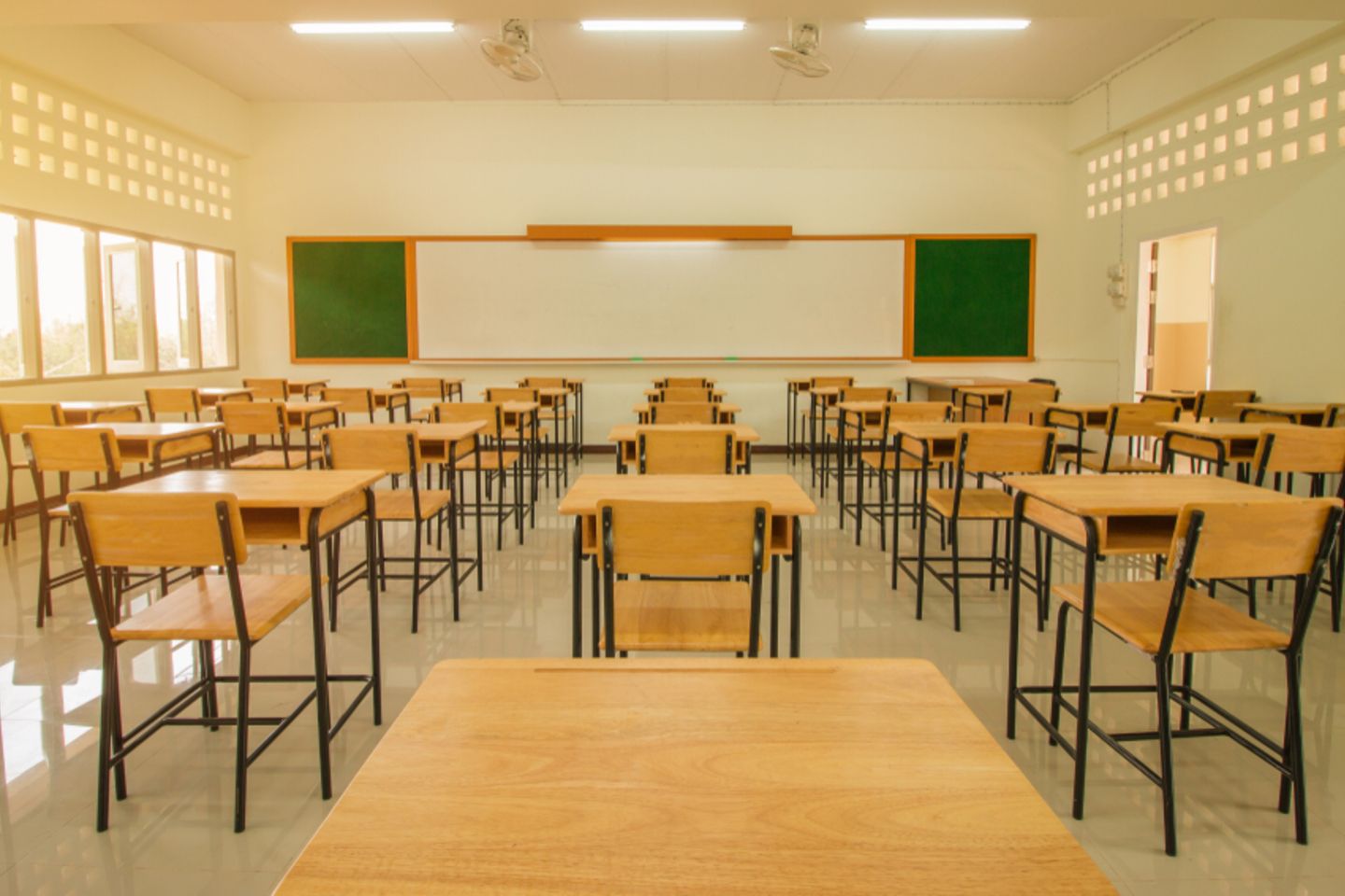 Lecture,Room,Or,School,Empty,Classroom,With,Desks,And,Chair