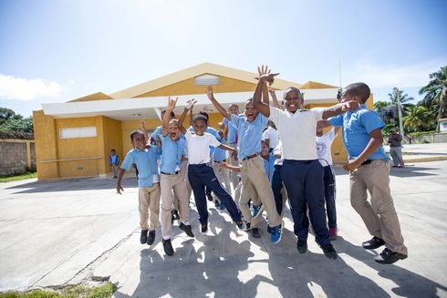 Niños en el colegio celebrando. Educación - Banco Interamericano de Desarrollo - BID 