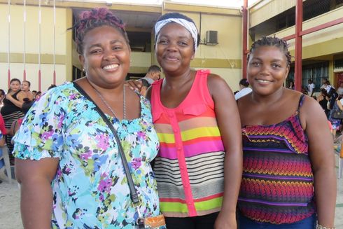 Mujeres sonrientes posando para una foto. Equidad de género y diversidad - Banco Interamericano de Desarrollo - BID