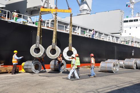 Operarios descargando mercancía de un barco. Comercio - Banco Interamericano de Desarrollo - BID