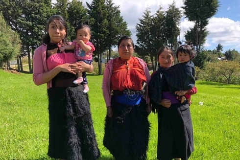 Mujeres sosteniendo a sus hijos. Desarrollo social e inclusión - Banco Interamericano de Desarrollo - BID