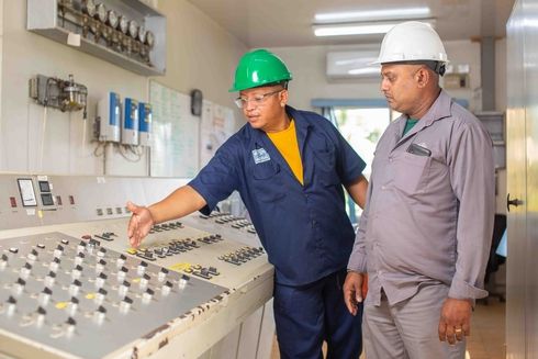 Técnicos operando equipo industrial. Industria - Banco Interamericano de Desarrollo - BID 
