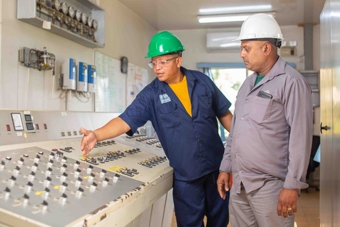Técnicos operando equipo industrial. Industria - Banco Interamericano de Desarrollo - BID