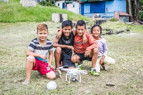 Niños jugando con un dron. Educación - Banco Interamericano de Desarrollo - BID