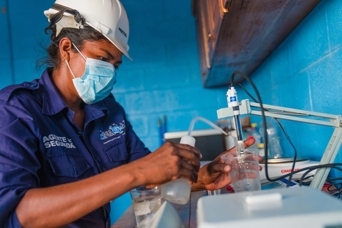 Mujer tomando muestras químicas. Ciencia y Tecnología - Banco Interamericano de Desarrollo - BID