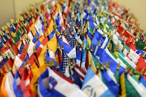 Conjunto de Banderas de numerosas naciones. Integración regional - Banco Interamericano de Desarrollo - BID 