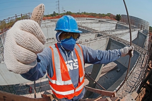 Operario de construcción con el pulgar arriba. Desarrollo económico - Banco Interamericano de Desarrollo - BID