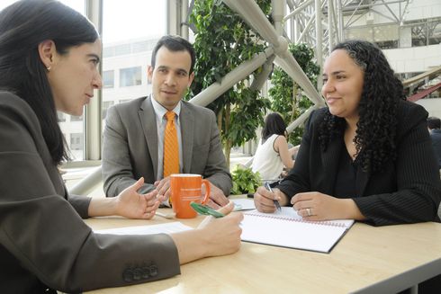 Personas reunidas sentadas en una mesa. Comercio - Banco Interamericano de Desarrollo - BID 