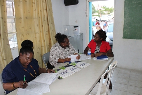 Mujeres sentadas en una mesa colaborando. Desarrollo social e inclusión - Banco Interamericano de Desarrollo - BID