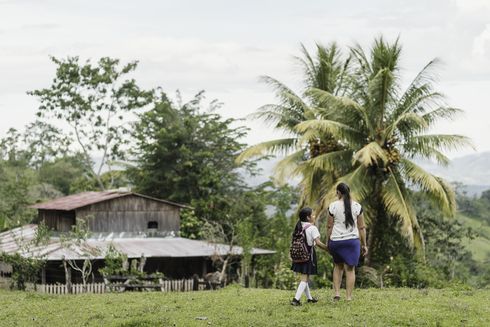 Madre llevando a su hija al colegio en el campo. Desarrollo rural - Banco Interamericano de Desarrollo - BID 