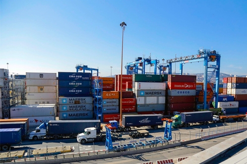 Contenedores apilados en un puerto maritimo. Comercio y desarrollo económico - Banco Interamericano de Desarrollo - BID