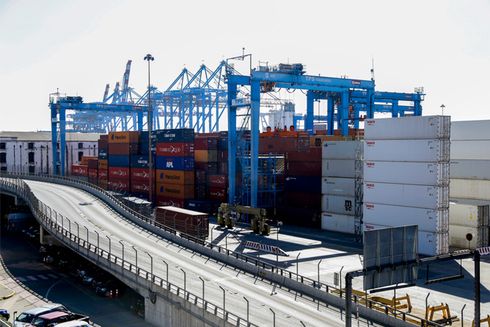 Panorámica de grúas y contenedores apilados en puerto terrestre. Integración regional - Banco Interamericano de Desarrollo - BID 