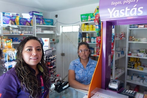 Dos mujeres en una farmacia mirando a la cámara. Salud e inclusión - Banco Interamericano de Desarrollo - BID  
