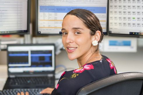Mujer trabajando en computador con varias pantallas. Transformación digital - Banco Interamericano de Desarrollo - BID 