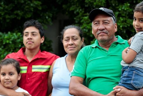 Una familia de pie en una zona verde. Desarrollo social - Banco Interamericano de Desarrollo - BID 