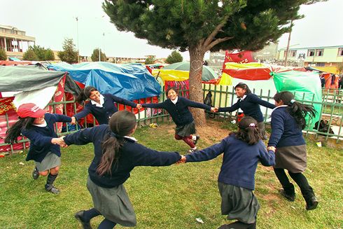 Niñas con uniforme del colegio jugando en el parque. Inclusión y Diversidad - Banco Interamericano de Desarrollo - BID 