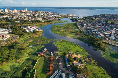 Panorámica de la ciudad de Manaos y el río Negro en Brasil. Desarrollo económico - Banco Interamericano de Desarrollo - BID 