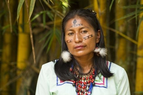 Mujer indígena de pie en zona rural. Equidad de género y diversidad - Banco Interamericano de Desarrollo - BID 