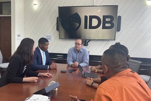 Grupo de profesionales reunidos en una sala de juntas del BID. Diversidad laboral - Banco Interamericano de Desarrollo