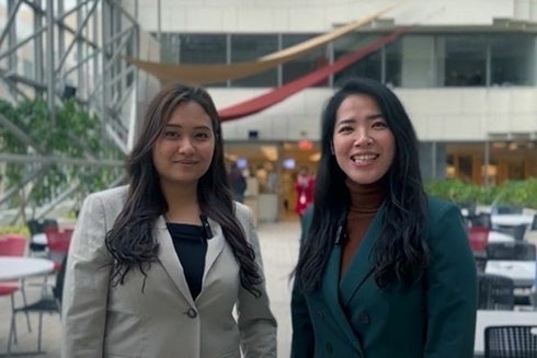 Dos mujeres profesionales sonriendo. Equidad de género - Banco Interamericano de Desarrollo - BID