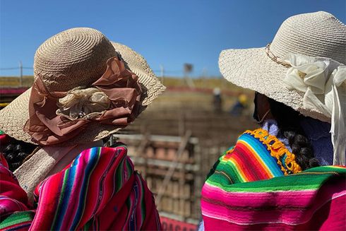Dos mujeres con sombreros mirando una obra civil. Medioambiente y Desarrollo - Banco Interamericano de Desarrollo - BID